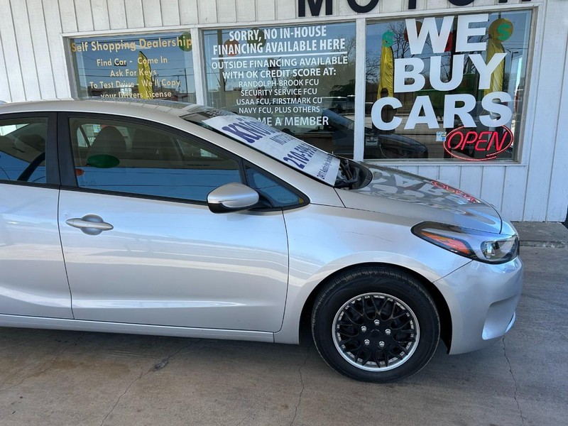 Kia Forte Vehicle Full-screen Gallery Image 04