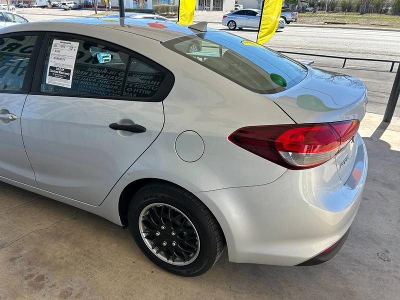 Kia Forte Vehicle Full-screen Gallery Image 06