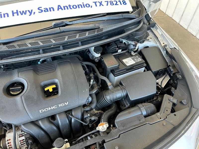 Kia Forte Vehicle Full-screen Gallery Image 11