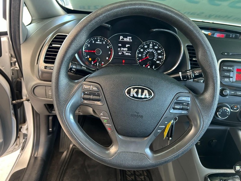 Kia Forte Vehicle Full-screen Gallery Image 12