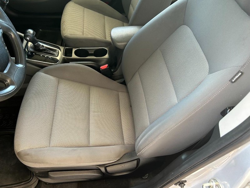 Kia Forte Vehicle Full-screen Gallery Image 17