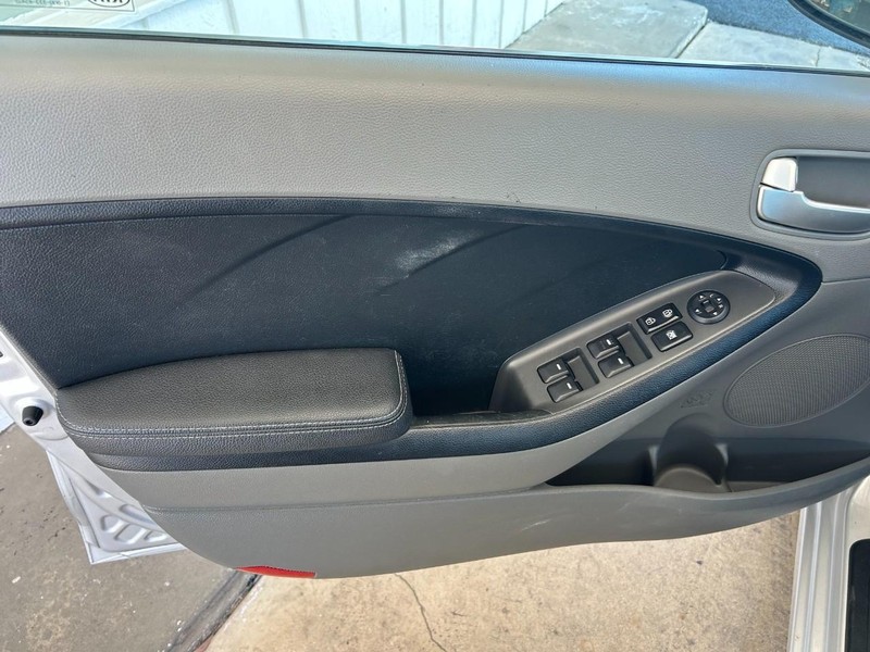 Kia Forte Vehicle Full-screen Gallery Image 19