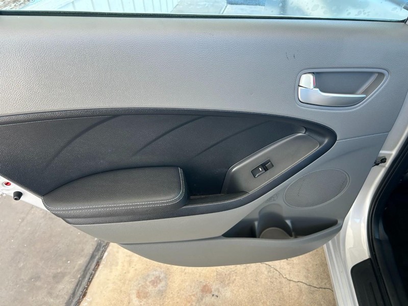 Kia Forte Vehicle Full-screen Gallery Image 22