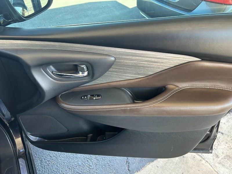 Nissan Murano Vehicle Full-screen Gallery Image 18