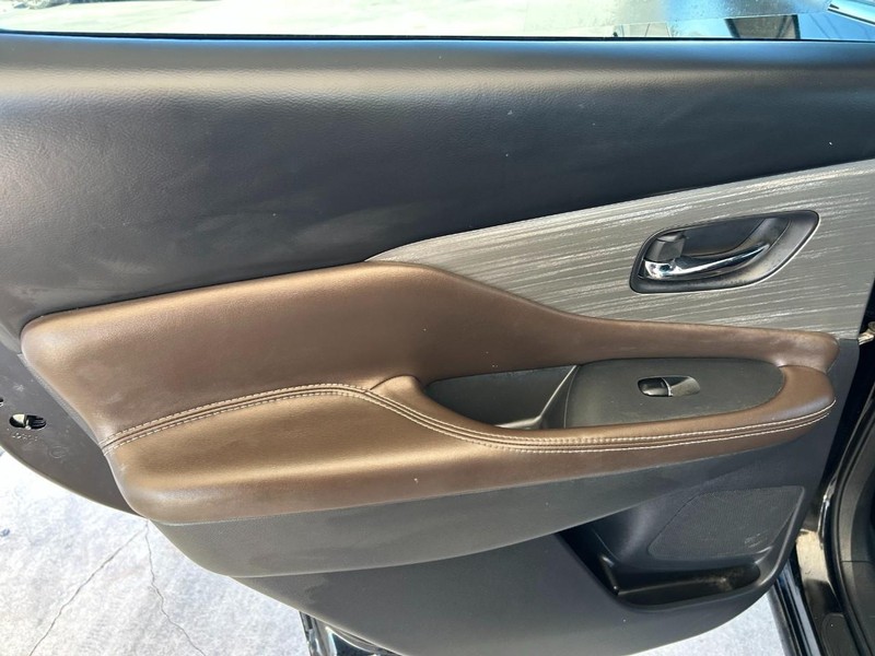 Nissan Murano Vehicle Full-screen Gallery Image 21