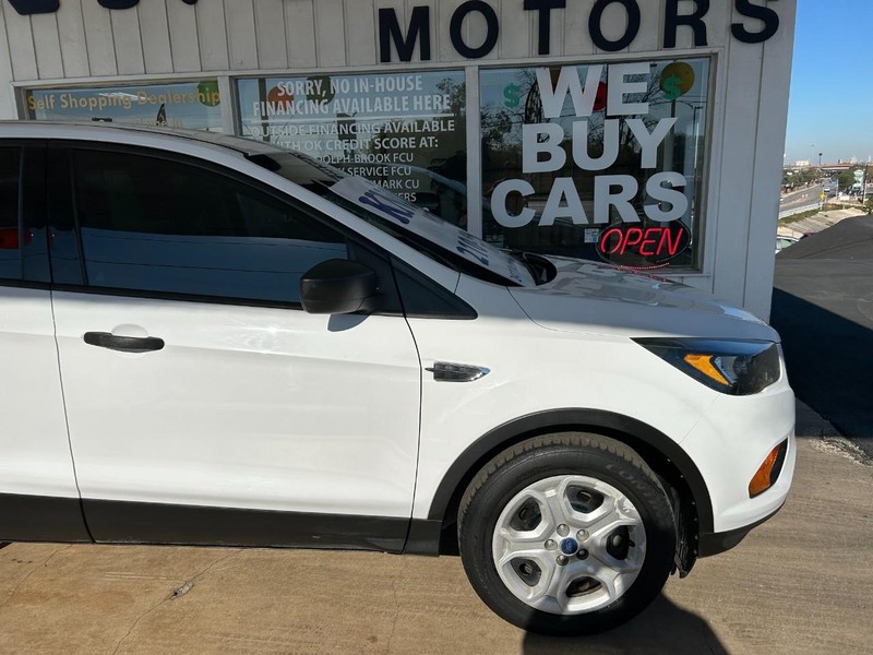 Ford Escape Vehicle Full-screen Gallery Image 04