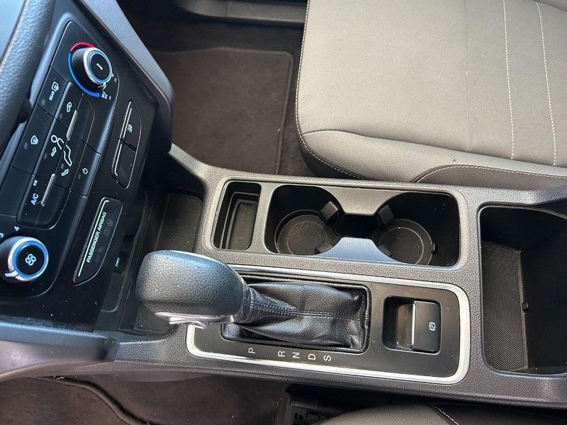 Ford Escape Vehicle Full-screen Gallery Image 15