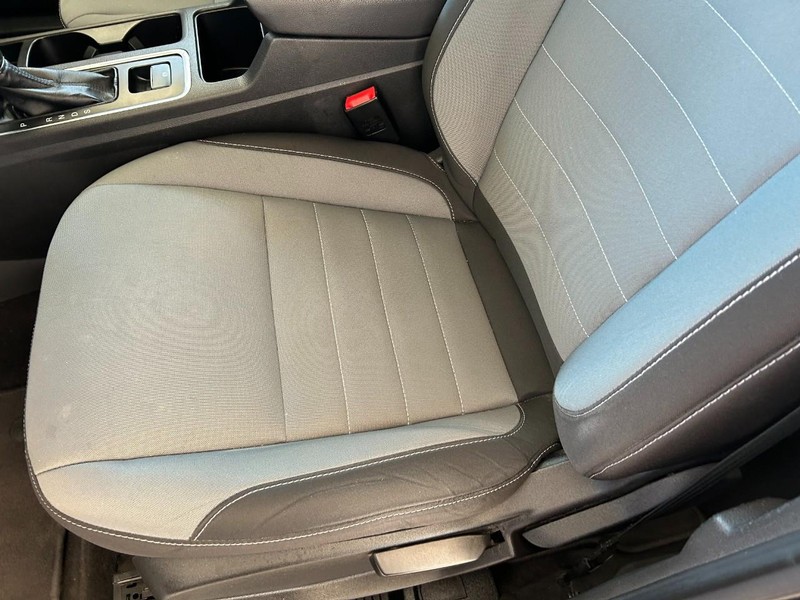 Ford Escape Vehicle Full-screen Gallery Image 17