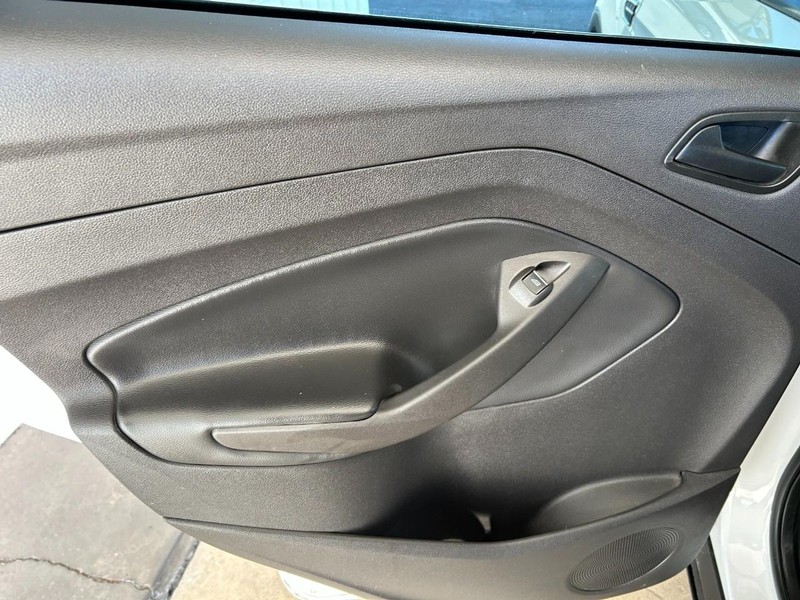 Ford Escape Vehicle Full-screen Gallery Image 23