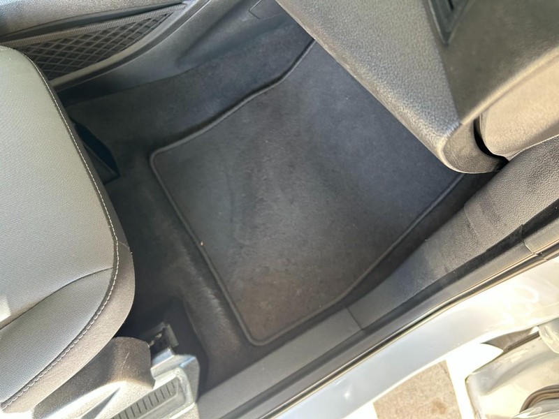 Ford Escape Vehicle Full-screen Gallery Image 27