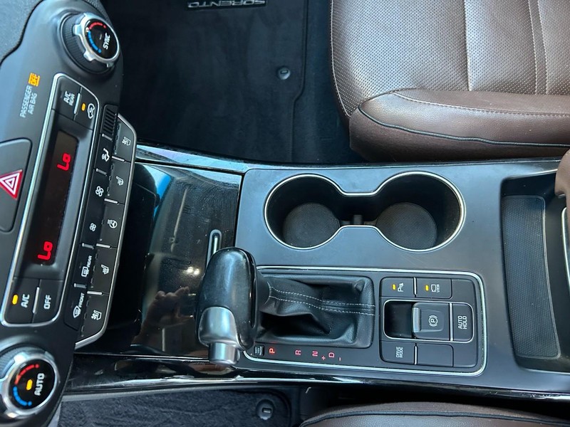 Kia Sorento Vehicle Full-screen Gallery Image 15