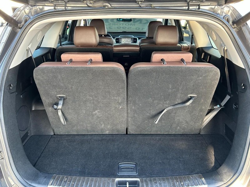 Kia Sorento Vehicle Full-screen Gallery Image 25