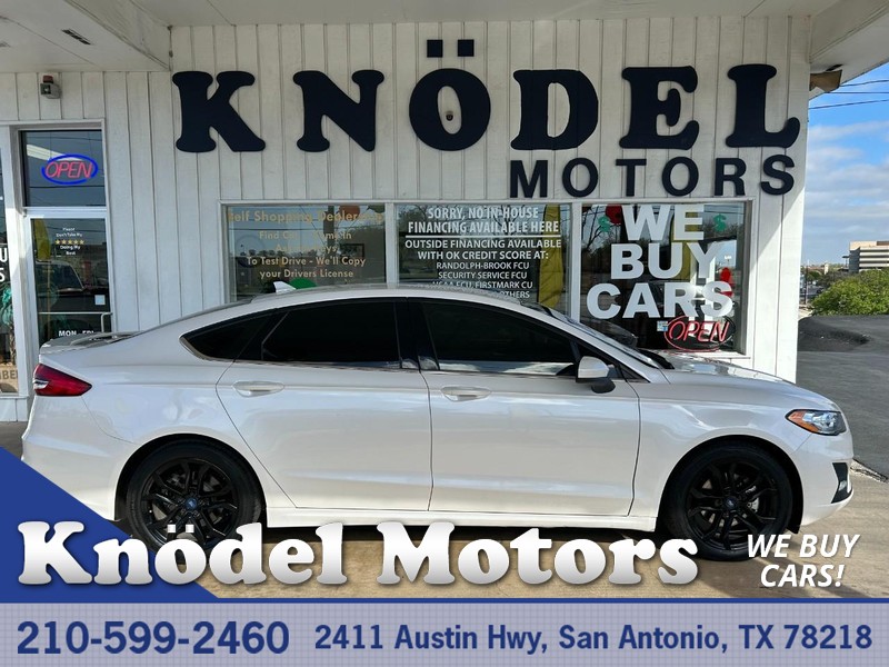 Ford Fusion Vehicle Full-screen Gallery Image 01