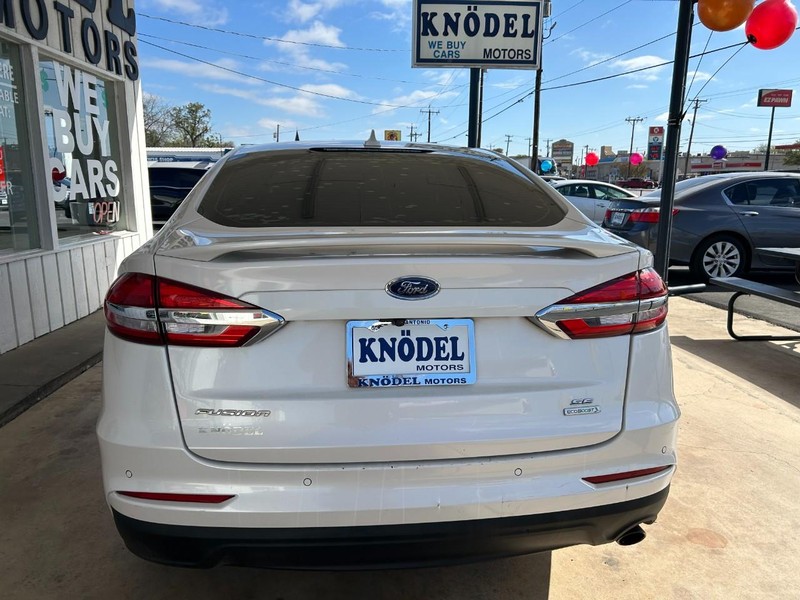 Ford Fusion Vehicle Full-screen Gallery Image 03