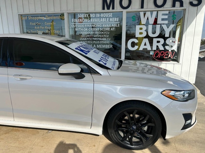 Ford Fusion Vehicle Full-screen Gallery Image 04