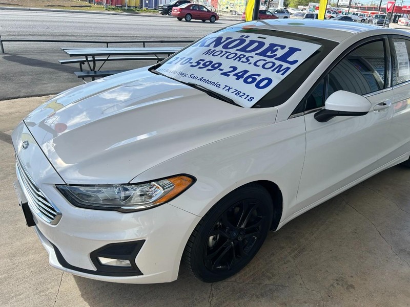 Ford Fusion Vehicle Full-screen Gallery Image 05