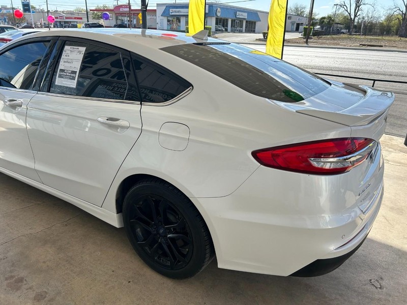 Ford Fusion Vehicle Full-screen Gallery Image 06