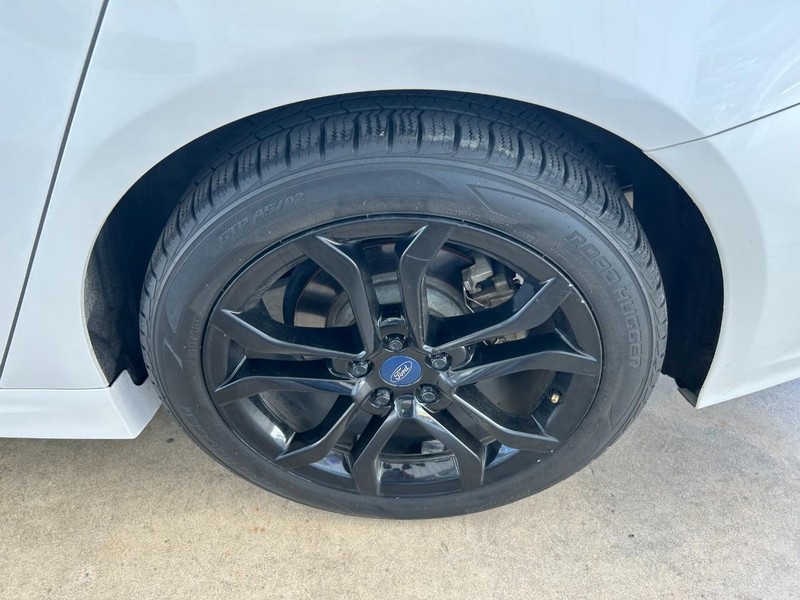 Ford Fusion Vehicle Full-screen Gallery Image 08