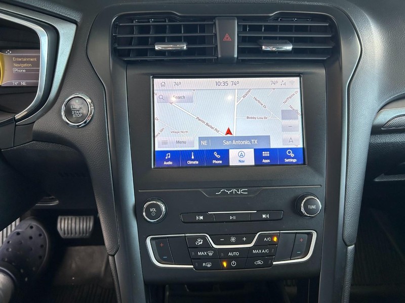 Ford Fusion Vehicle Full-screen Gallery Image 12