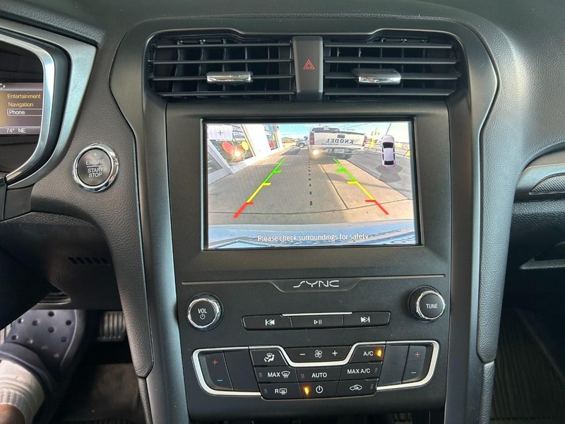 Ford Fusion Vehicle Full-screen Gallery Image 13