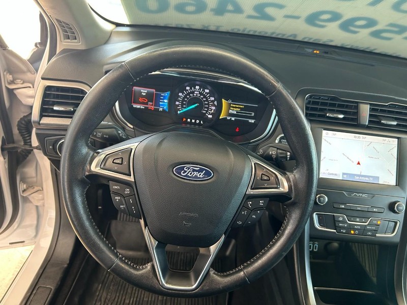 Ford Fusion Vehicle Full-screen Gallery Image 14