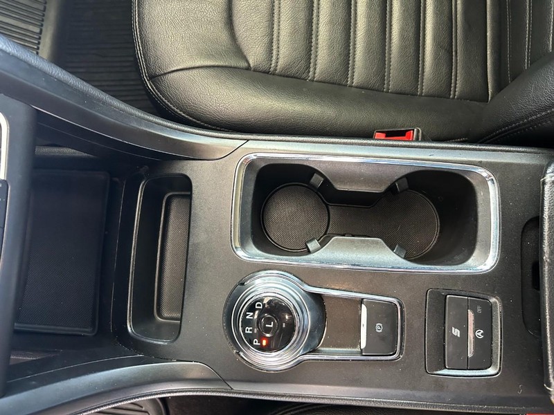 Ford Fusion Vehicle Full-screen Gallery Image 15