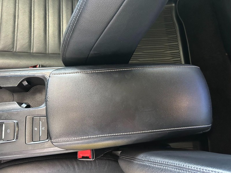 Ford Fusion Vehicle Full-screen Gallery Image 16