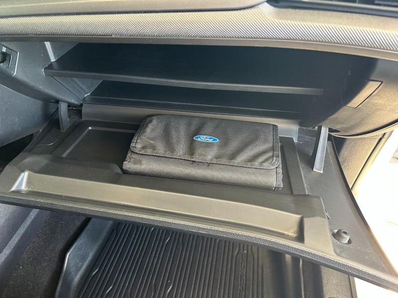 Ford Fusion Vehicle Full-screen Gallery Image 17