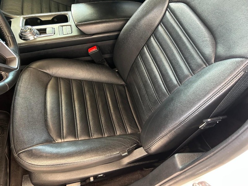 Ford Fusion Vehicle Full-screen Gallery Image 18