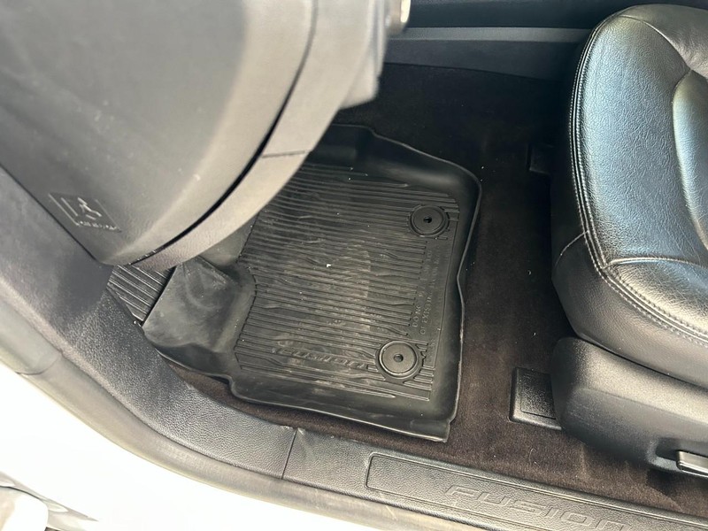 Ford Fusion Vehicle Full-screen Gallery Image 19