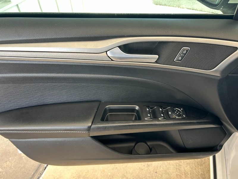 Ford Fusion Vehicle Full-screen Gallery Image 20