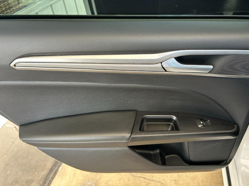 Ford Fusion Vehicle Full-screen Gallery Image 23