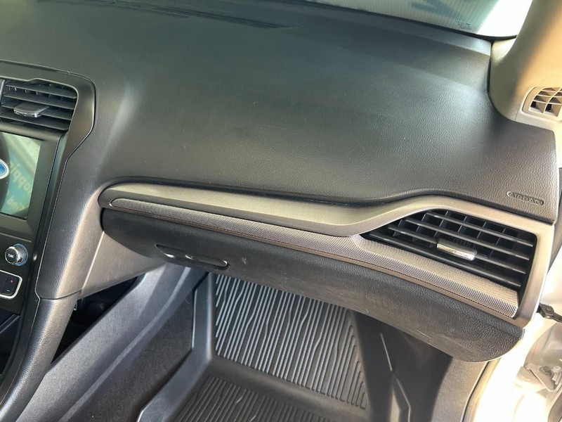 Ford Fusion Vehicle Full-screen Gallery Image 24