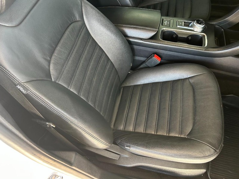 Ford Fusion Vehicle Full-screen Gallery Image 25