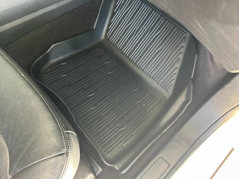 Ford Fusion Vehicle Full-screen Gallery Image 26