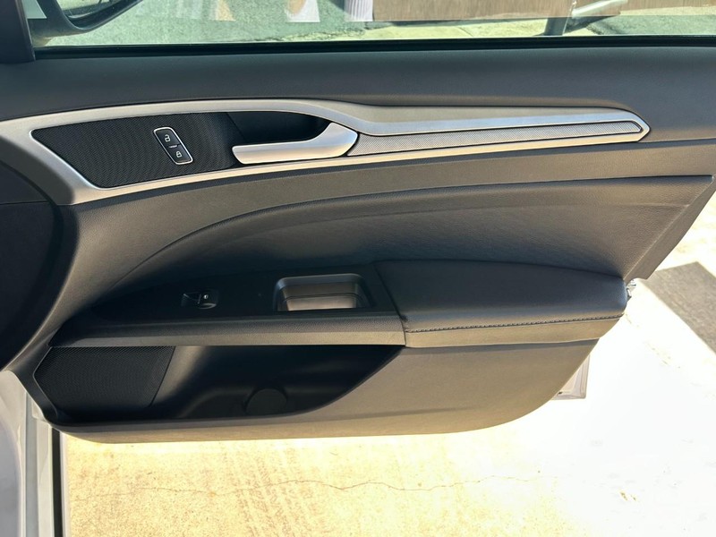 Ford Fusion Vehicle Full-screen Gallery Image 27