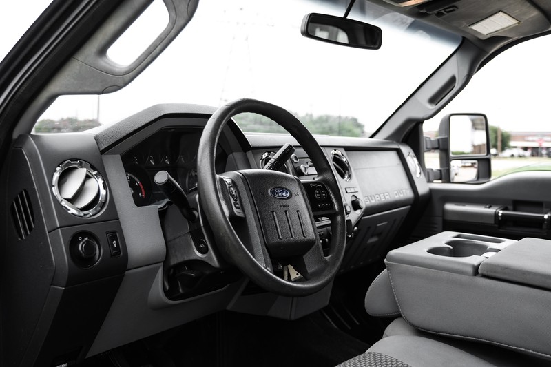 Ford Super Duty F-350 DRW Vehicle Full-screen Gallery Image 02