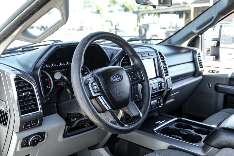 Ford Super Duty F-250 SRW Vehicle Full-screen Gallery Image 02