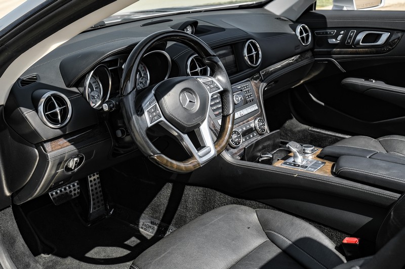 Mercedes-Benz SL Vehicle Full-screen Gallery Image 03