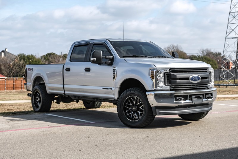 Ford Super Duty F-250 SRW Vehicle Full-screen Gallery Image 02