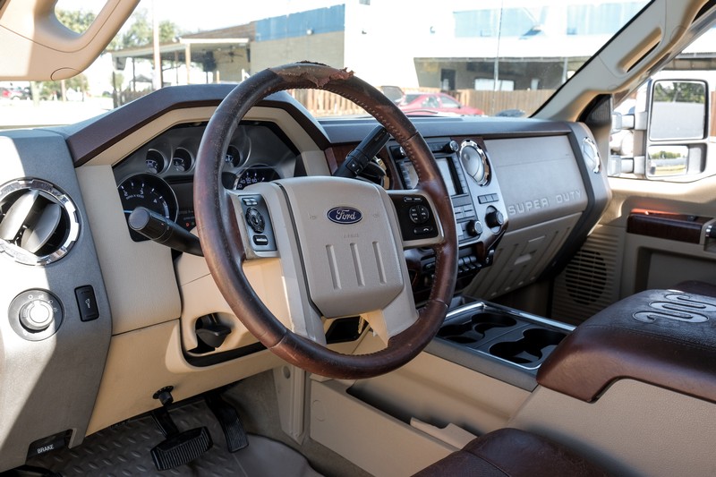 Ford Super Duty F-350 DRW Vehicle Full-screen Gallery Image 03