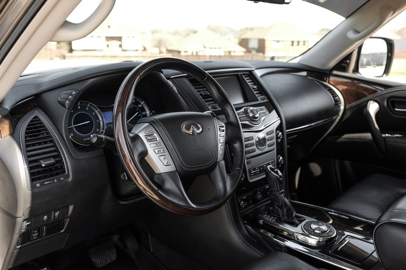 INFINITI QX80 Vehicle Full-screen Gallery Image 03