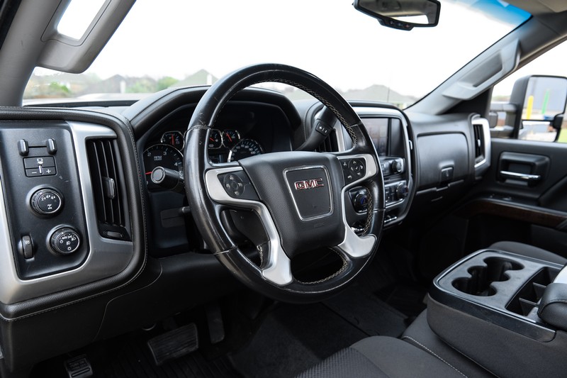 GMC Sierra 2500HD Vehicle Full-screen Gallery Image 03