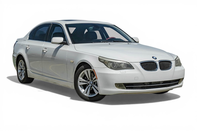 BMW 5 Series Vehicle Full-screen Gallery Image 01