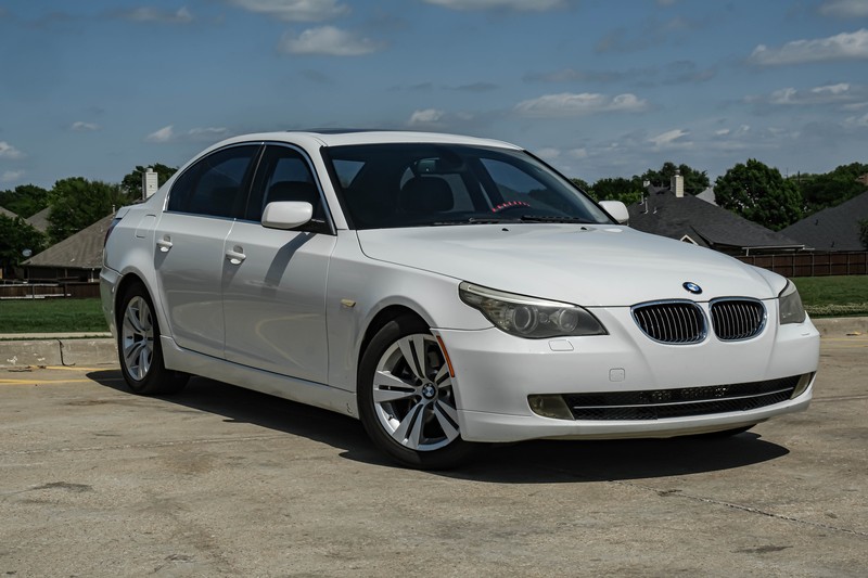 BMW 5 Series Vehicle Full-screen Gallery Image 02