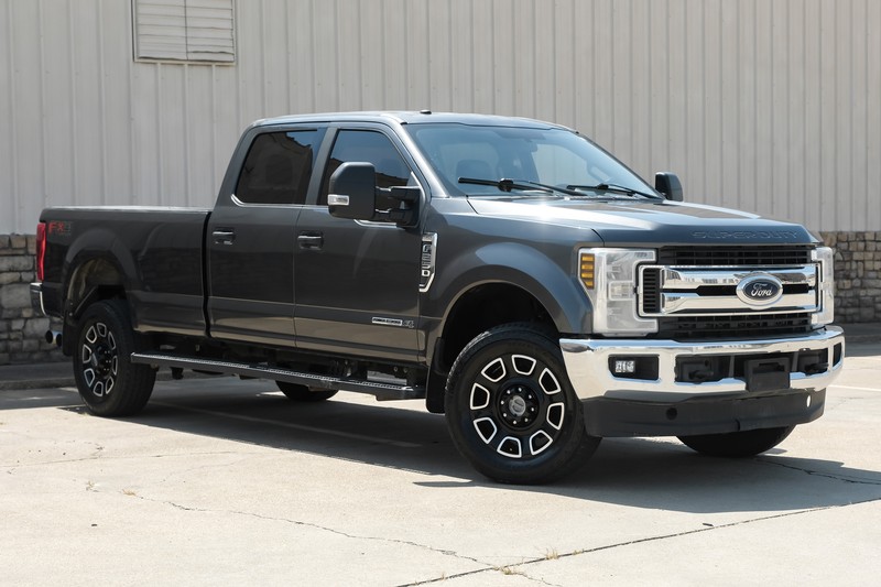 Ford Super Duty F-250 SRW Vehicle Full-screen Gallery Image 02