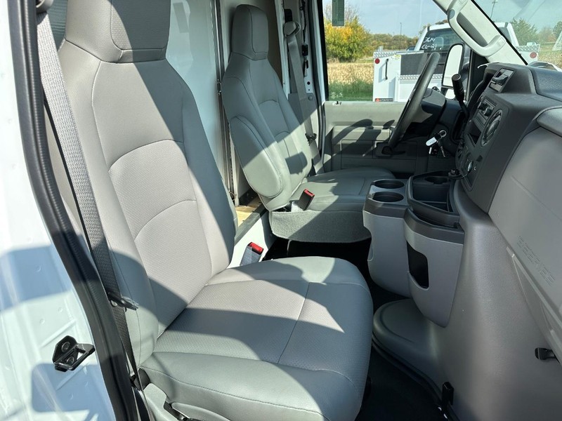 Ford E-Series Cutaway Vehicle Full-screen Gallery Image 6