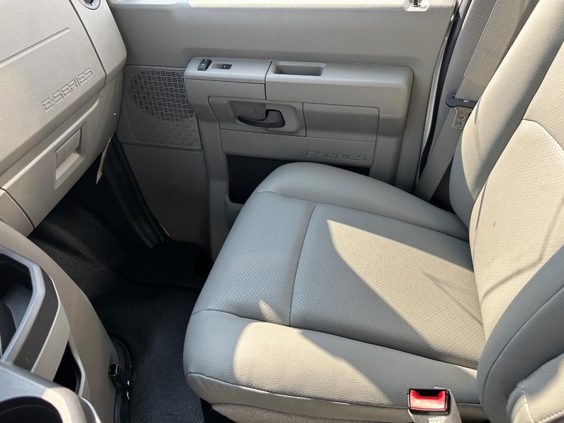 Ford E-Series Cutaway Vehicle Full-screen Gallery Image 16