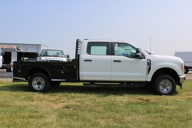 Ford Super Duty F-250 SRW Vehicle Full-screen Gallery Image 2