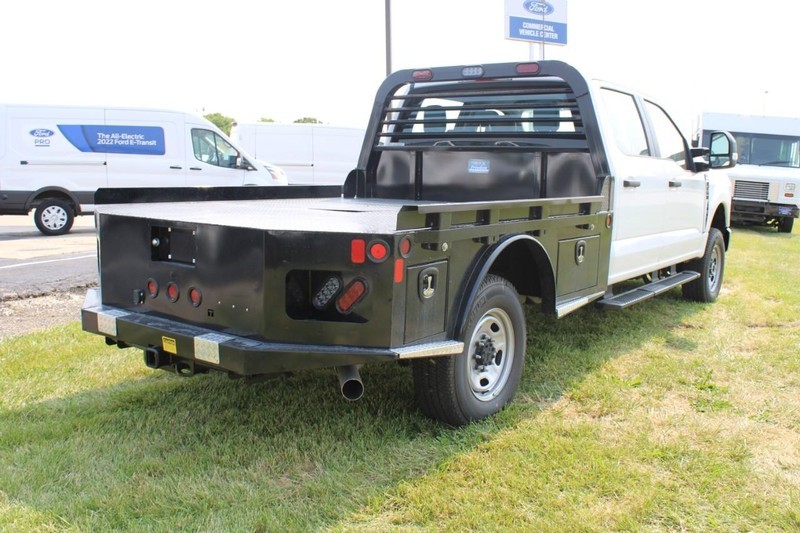 Ford Super Duty F-250 SRW Vehicle Full-screen Gallery Image 3